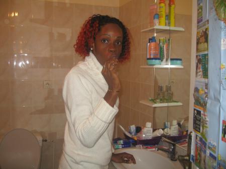 lili le manekin en plin brossage de dent
