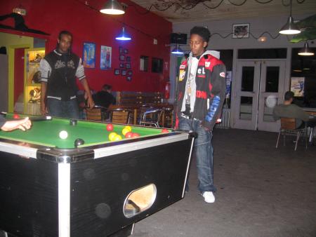 miki and gilou au billard